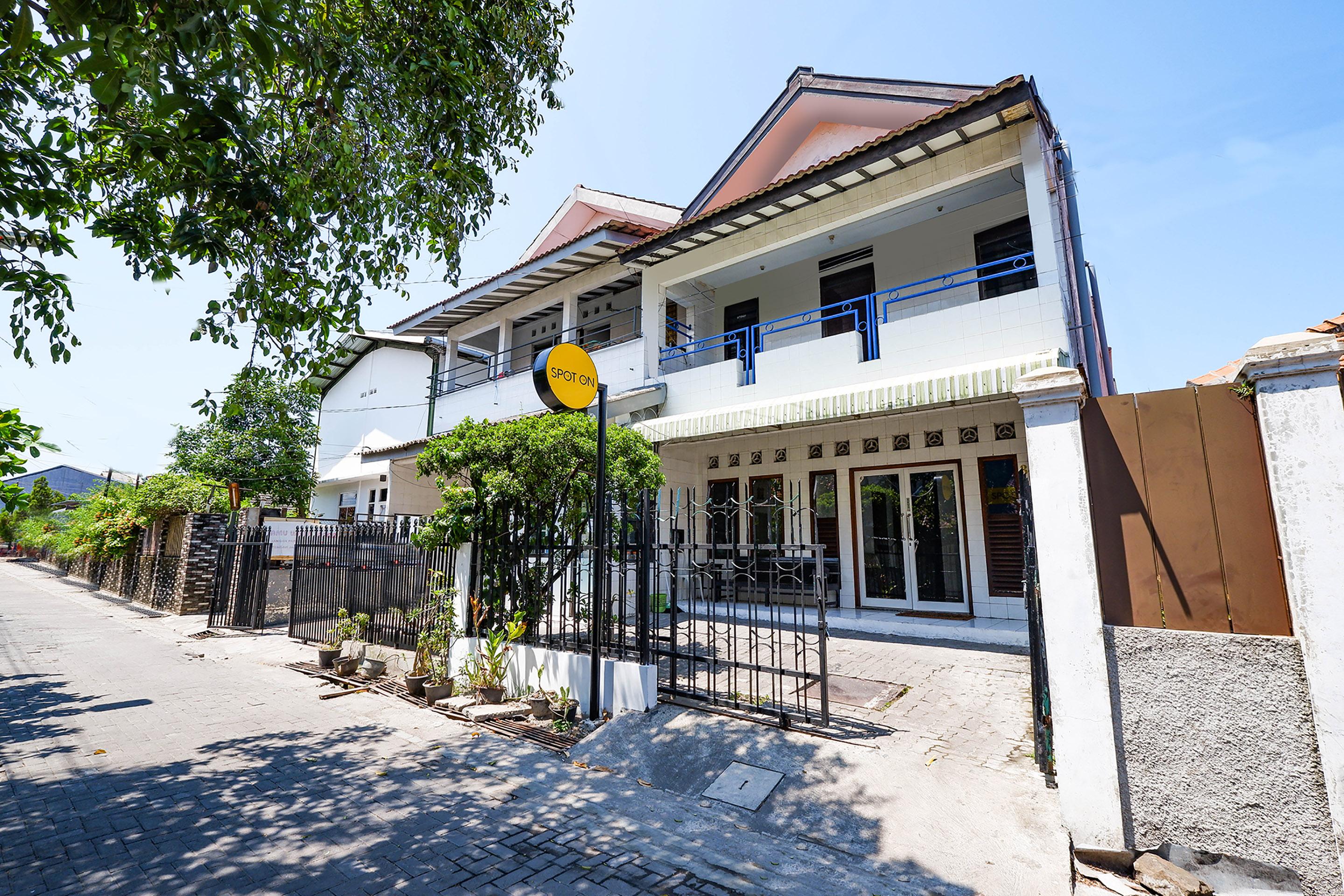 Oyo Life 1942 Syariah Hotel 2*